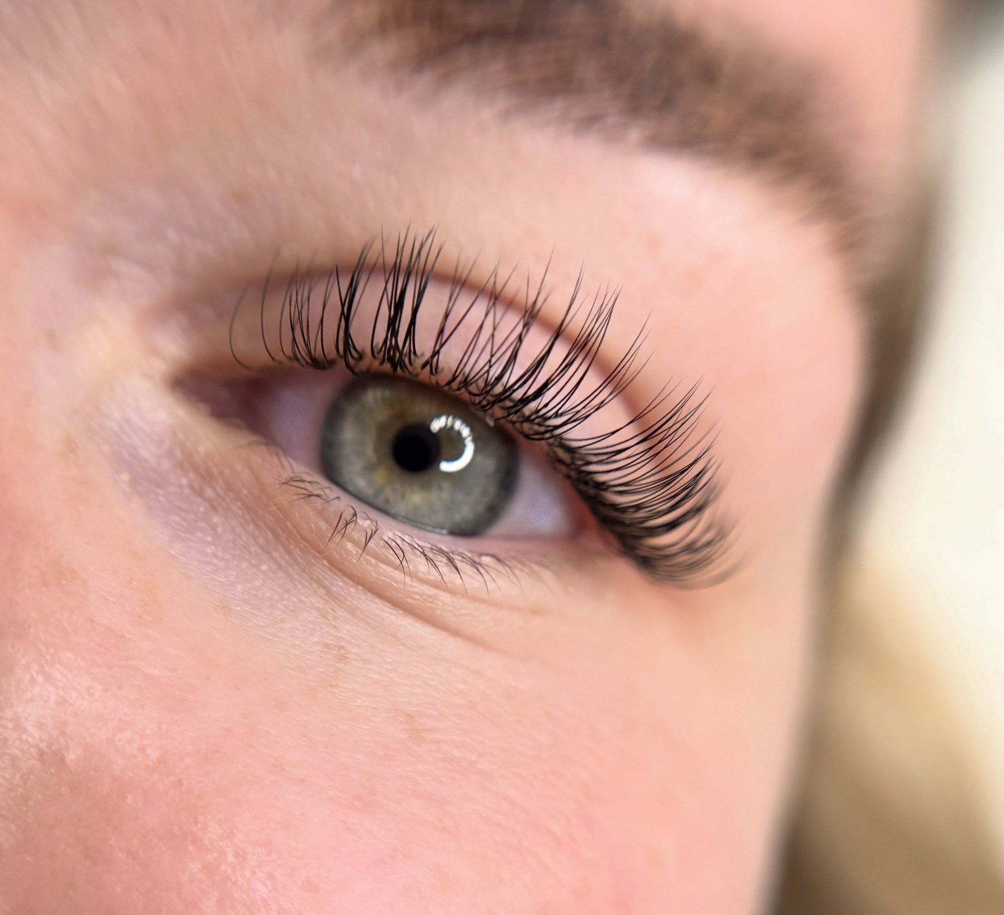 Gekrulde wimpers met extensions bij een groen oog