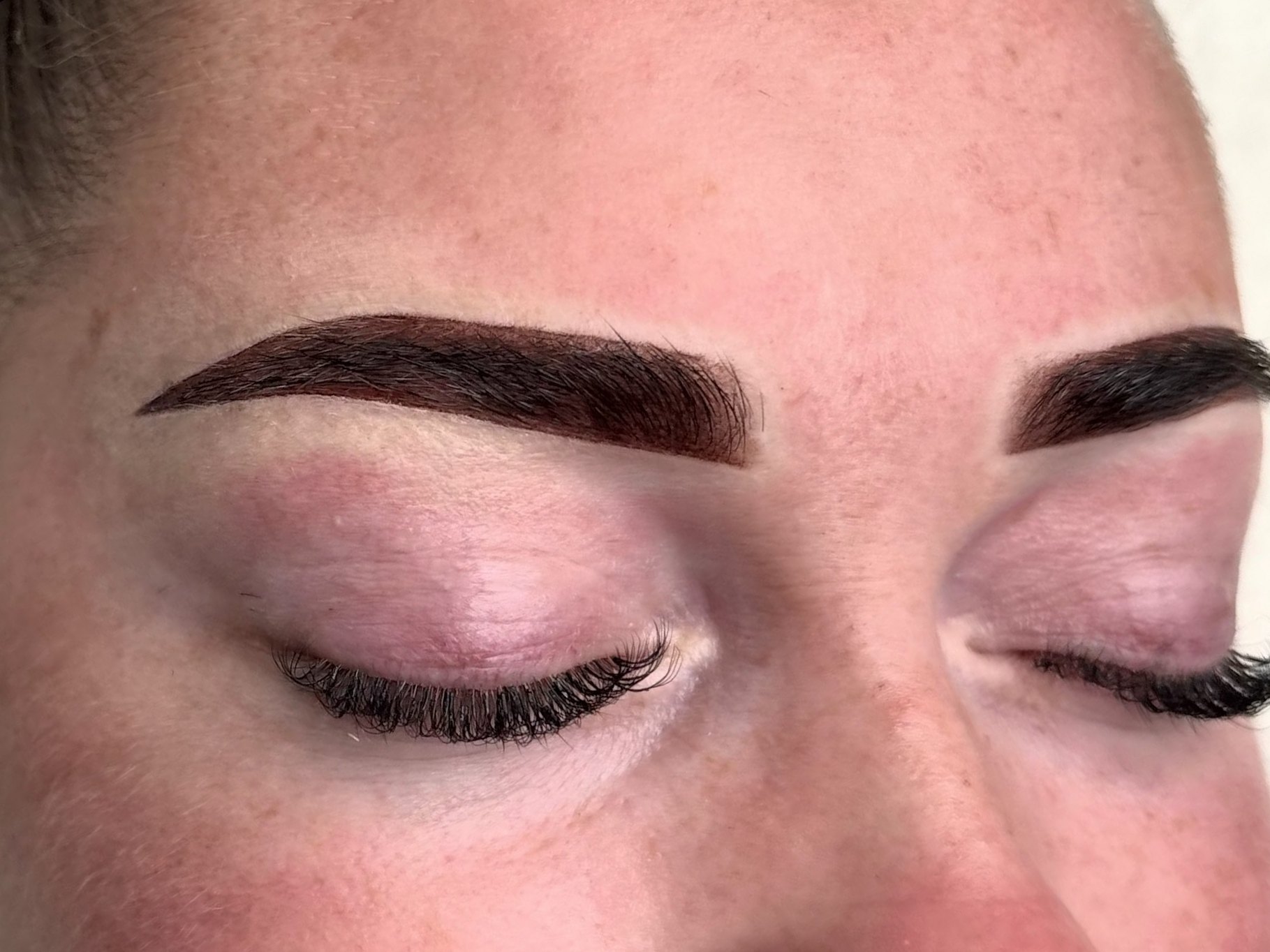 Gezette powderbrows met gesloten ogen
